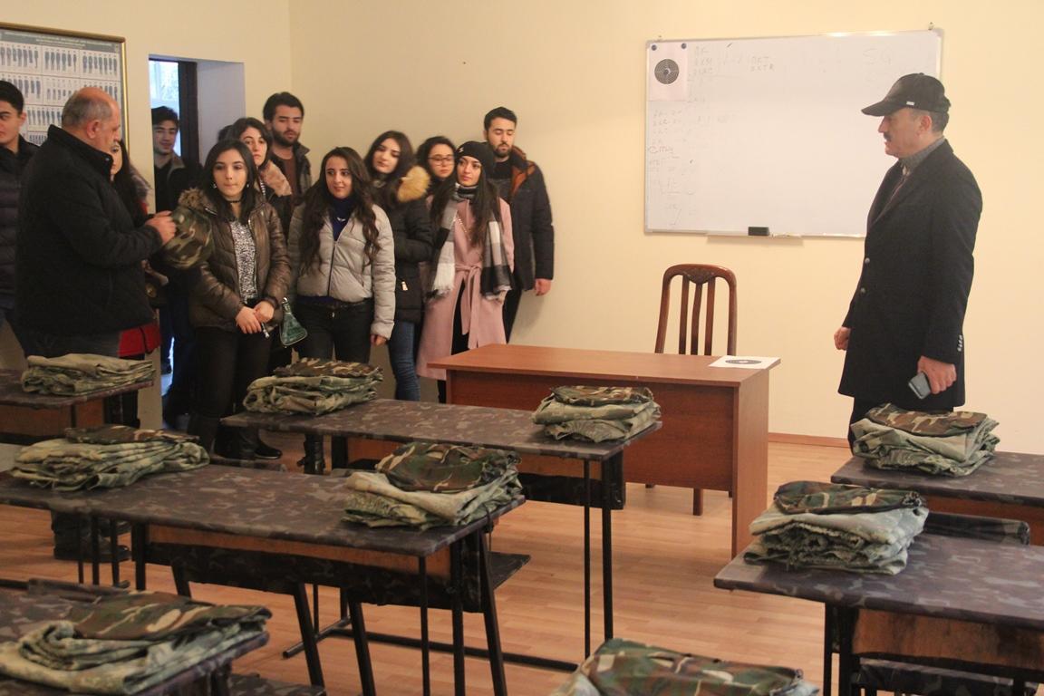 Tələbələr odlu silahdan atışlara cəlb edilib