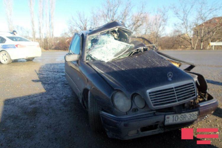 Bakı-Quba yolunda minik maşını və mikroavtobus toqquşdu: ölən və yaralılar var