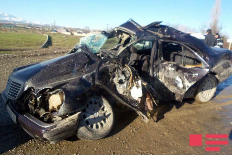 Bakı-Quba yolunda minik maşını və mikroavtobus toqquşdu: ölən və yaralılar var