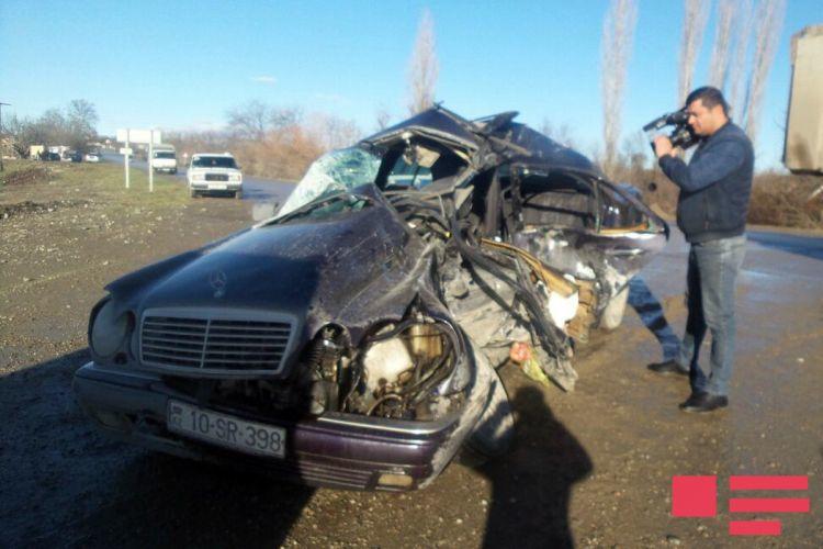 Bakı-Quba yolunda minik maşını və mikroavtobus toqquşdu: ölən və yaralılar var