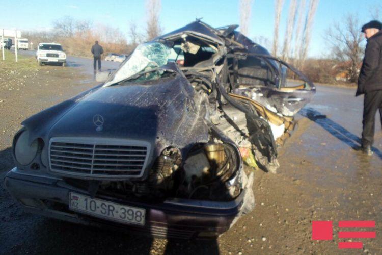 Bakı-Quba yolunda minik maşını və mikroavtobus toqquşdu: ölən və yaralılar var