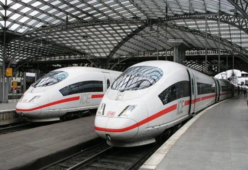 Relslərə yıxıldı, iki qatar üstündən keçdi, sağ qaldı