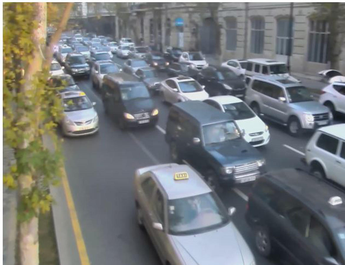 На основных улицах и проспектах Баку наблюдаются пробки
