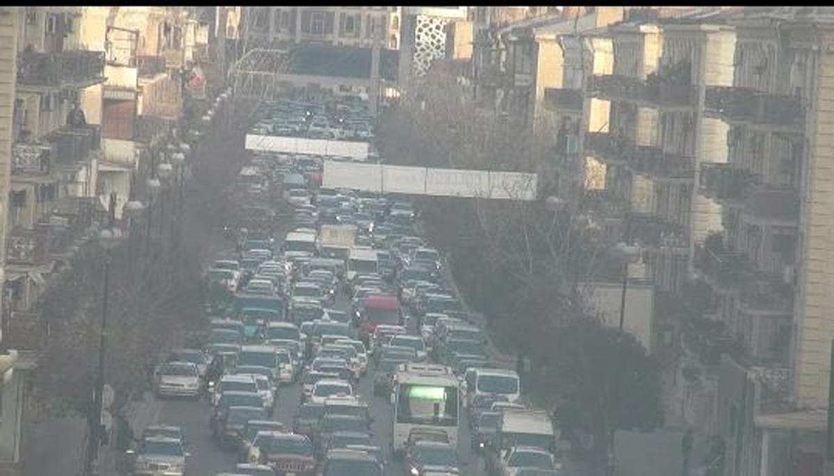 На основных улицах и проспектах Баку наблюдаются пробки
