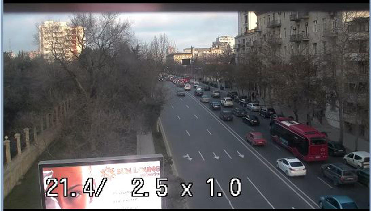 На основных улицах и проспектах Баку наблюдаются пробки