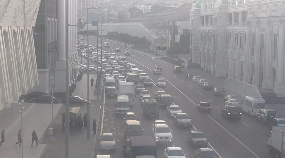 На основных улицах и проспектах Баку наблюдаются пробки