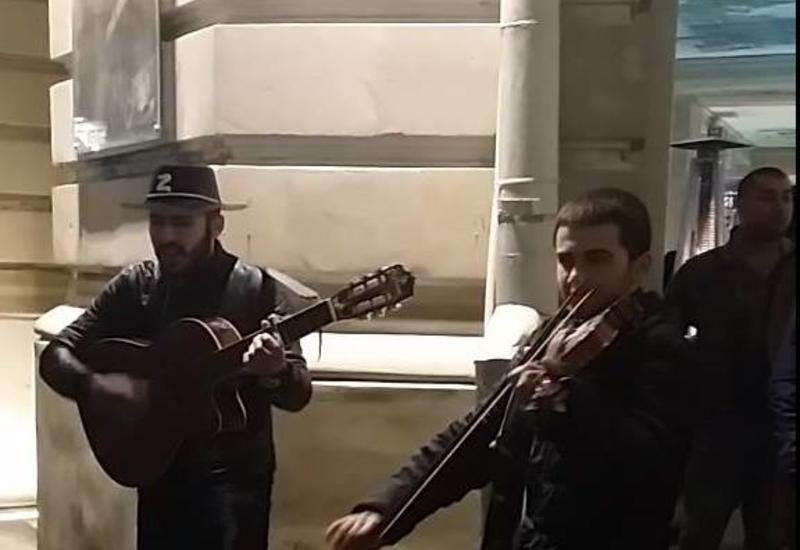 Уличные музыканты вызвали ажиотаж на бакинской Торговой
