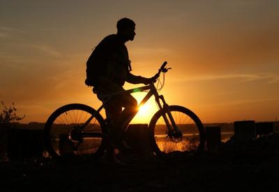 &quot;Самый везучий велосипедист в мире&quot; попал на видео