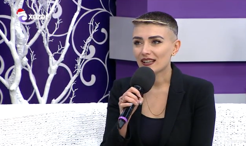 Azərbaycanın xəbərlər aparıcısı fərqli imicdə: başına döymə etdirdi