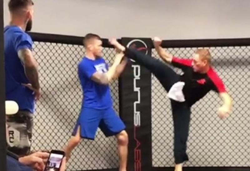 Жан-Клод Ван Дамм ударом ноги с разворота заставил замолчать бойца UFC