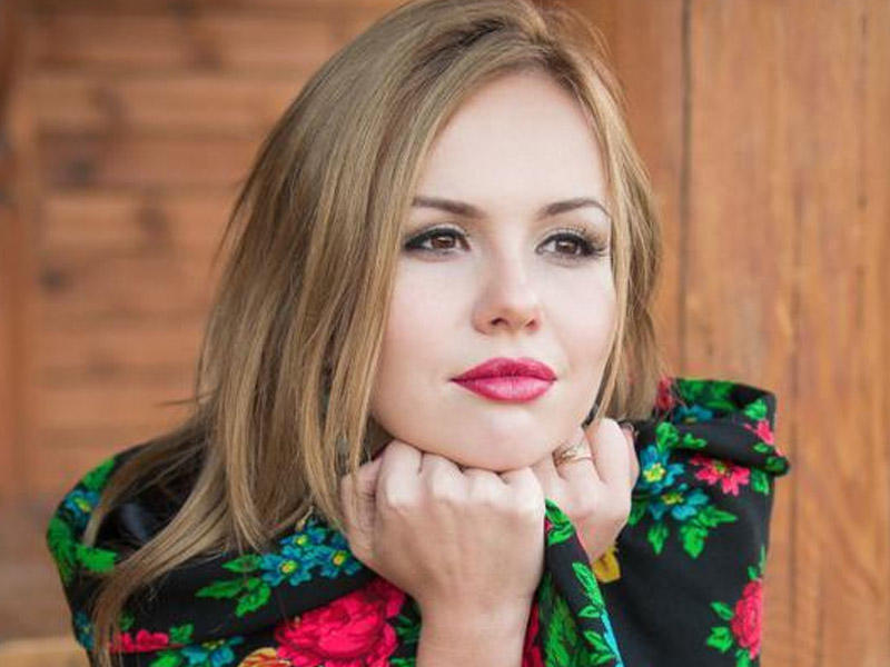 Rus qizlari yuzlariga singdirish