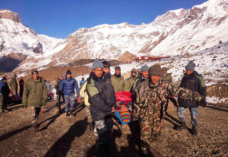 Лавина погребла 11 человек в индийском Кашмире