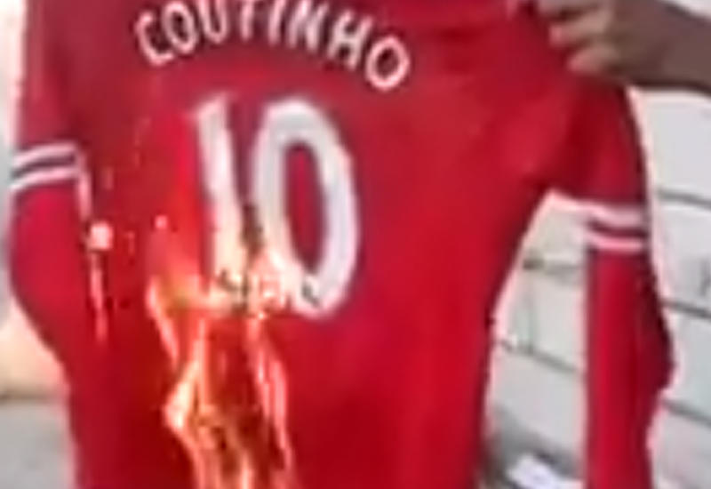 Фанат сжег футболку ушедшего из "Ливерпуля" в "Барселону" Коутиньо