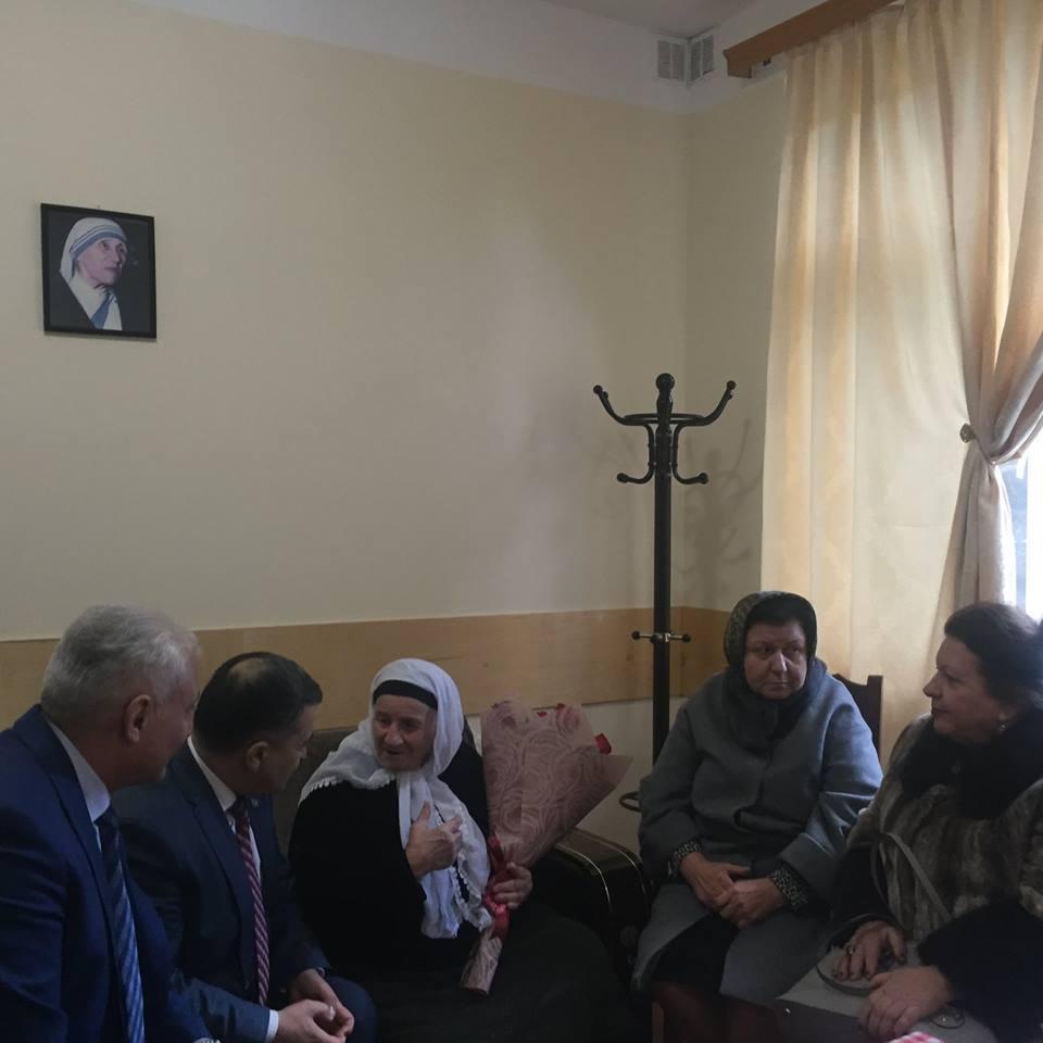 Azərbaycan deputatları çeçen əsilli 102 yaşlı qadına baş çəkiblər