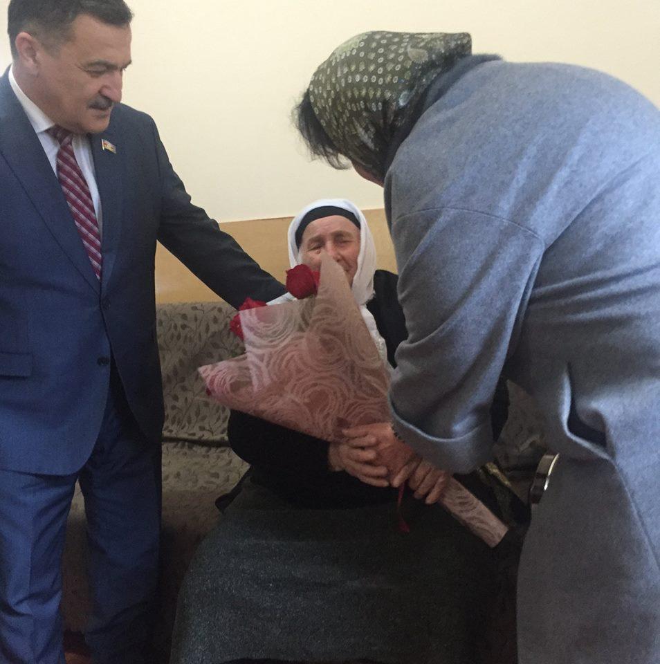 Azərbaycan deputatları çeçen əsilli 102 yaşlı qadına baş çəkiblər