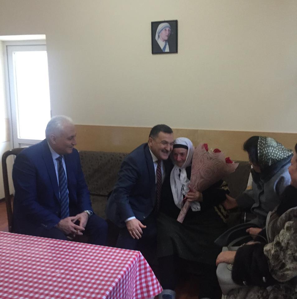 Azərbaycan deputatları çeçen əsilli 102 yaşlı qadına baş çəkiblər