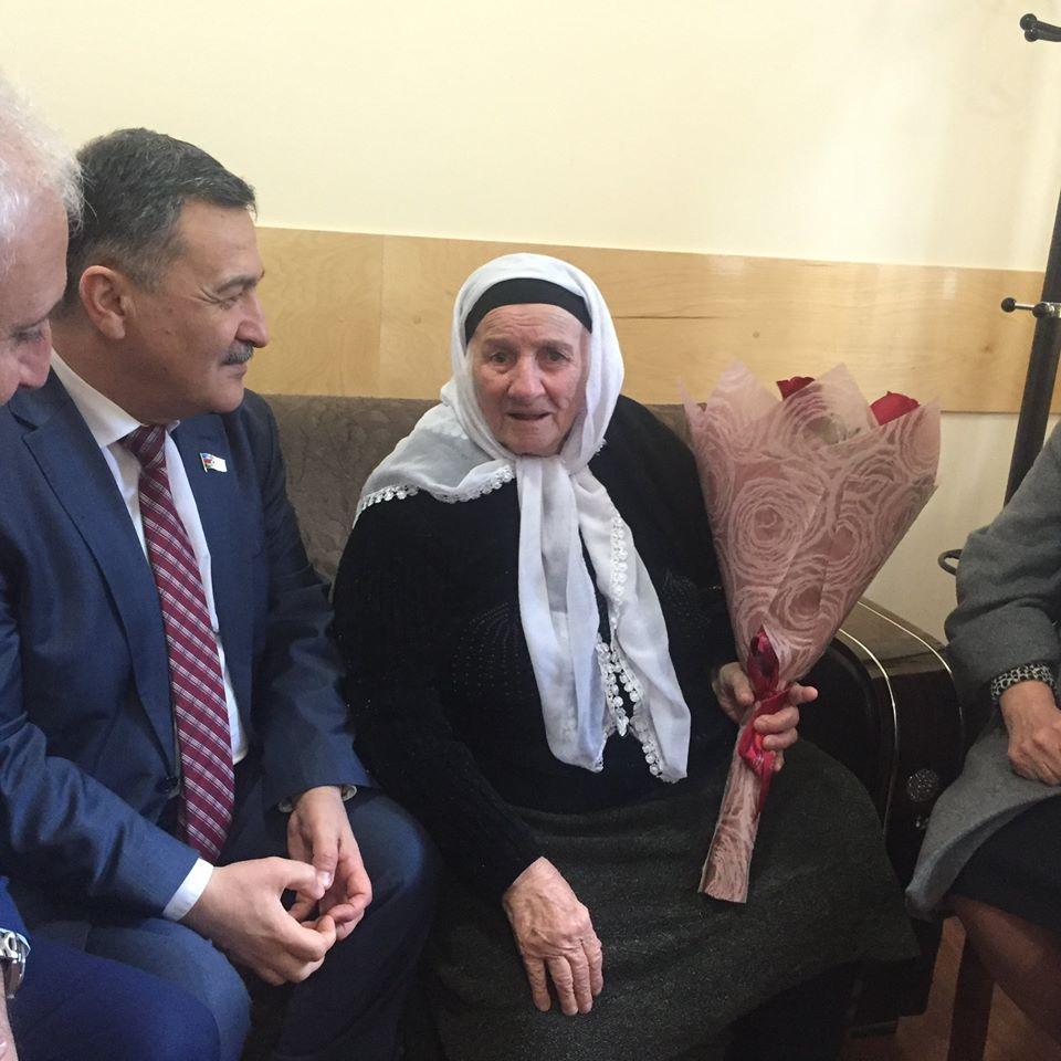 Azərbaycan deputatları çeçen əsilli 102 yaşlı qadına baş çəkiblər