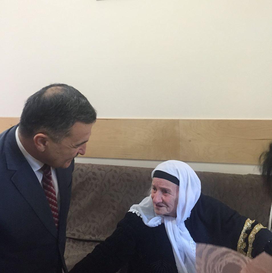 Azərbaycan deputatları çeçen əsilli 102 yaşlı qadına baş çəkiblər