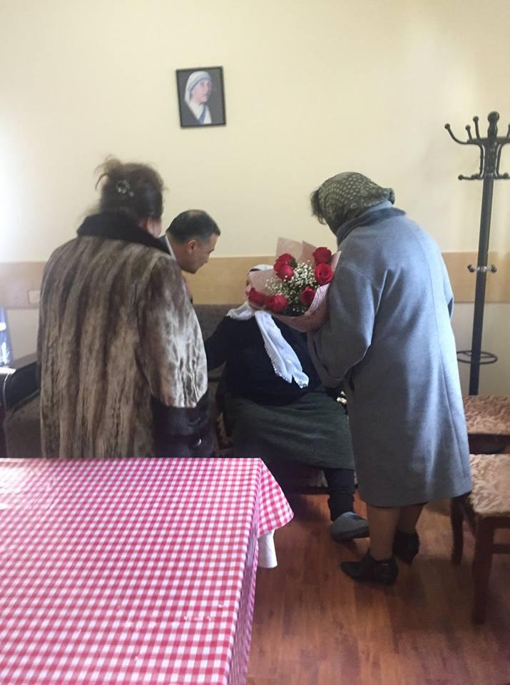 Azərbaycan deputatları çeçen əsilli 102 yaşlı qadına baş çəkiblər