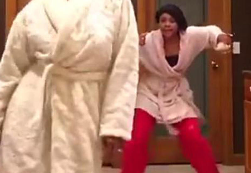 Зажигательный танец в халатах прославил темнокожую семью на весь мир