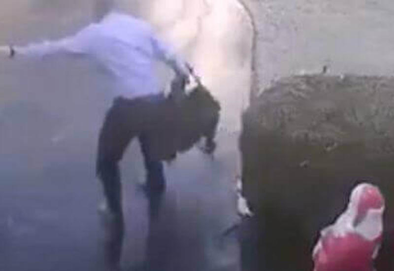 Пешеход, скатившийся по обледенелой магистрали, прославился в Интернете