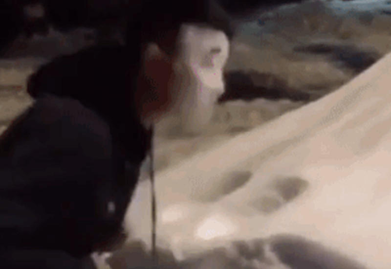 Парень сделал мгновенную маску из снега, и видео стало вирусным в соцсетях