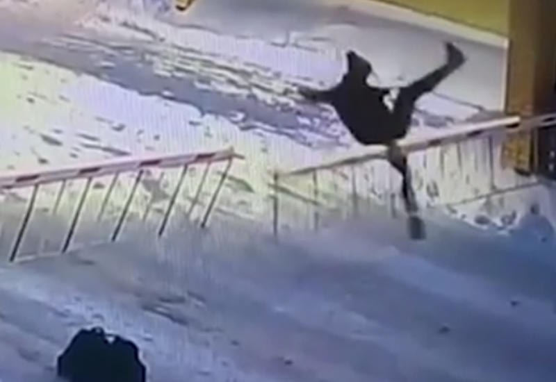 Неудавшийся трюк привел к поломке шлагбаума