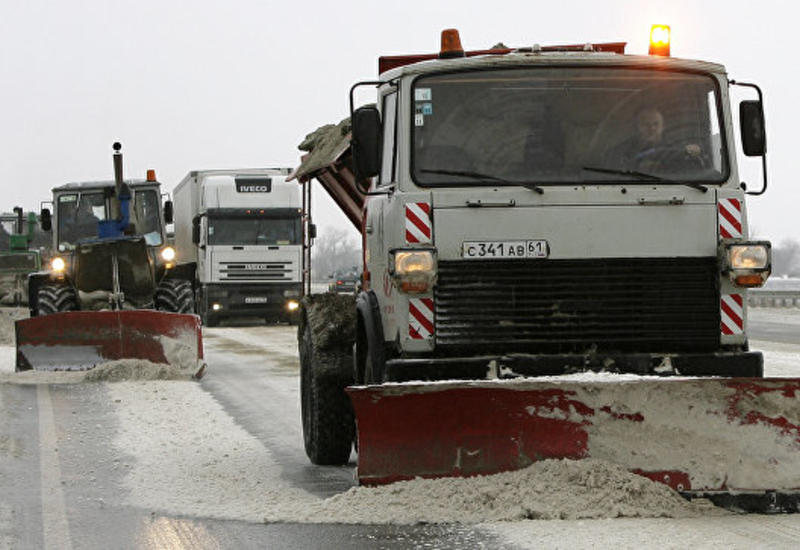 В России на трассе глыба льда чуть не убила водителя