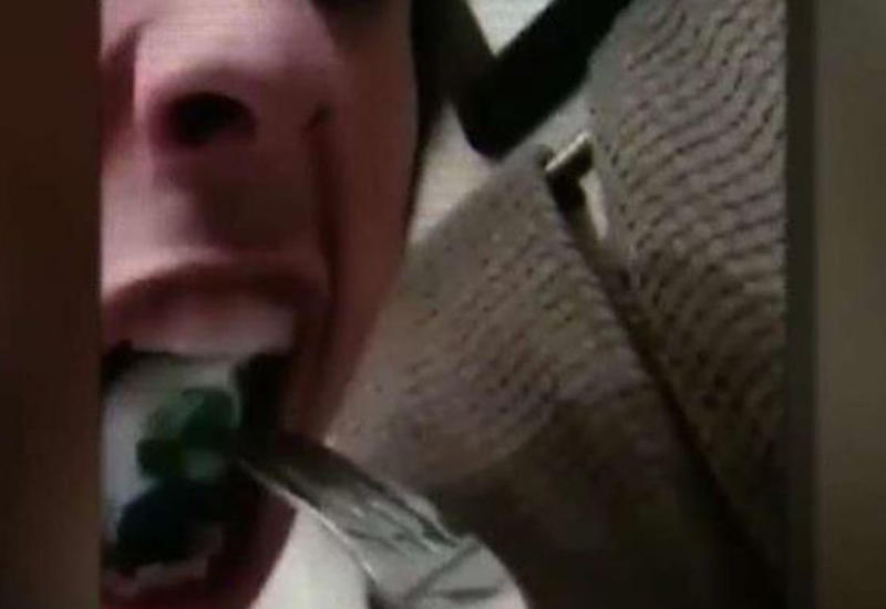 Смертельно опасный флешмоб с жеванием средства для стирки набирает обороты в Сети