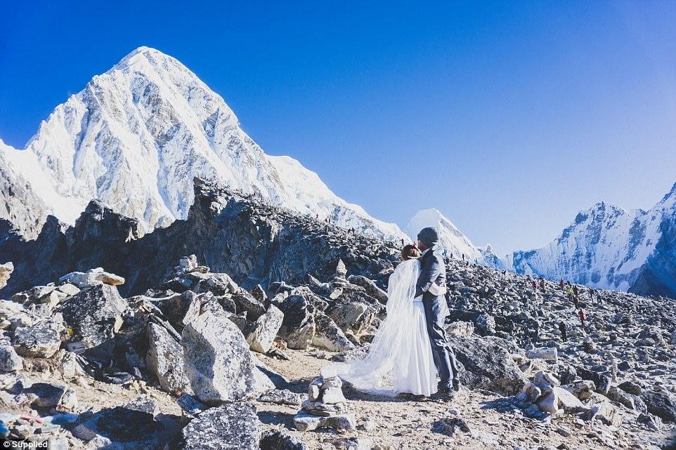 Bəylə gəlin Everestə dırmaşdılar