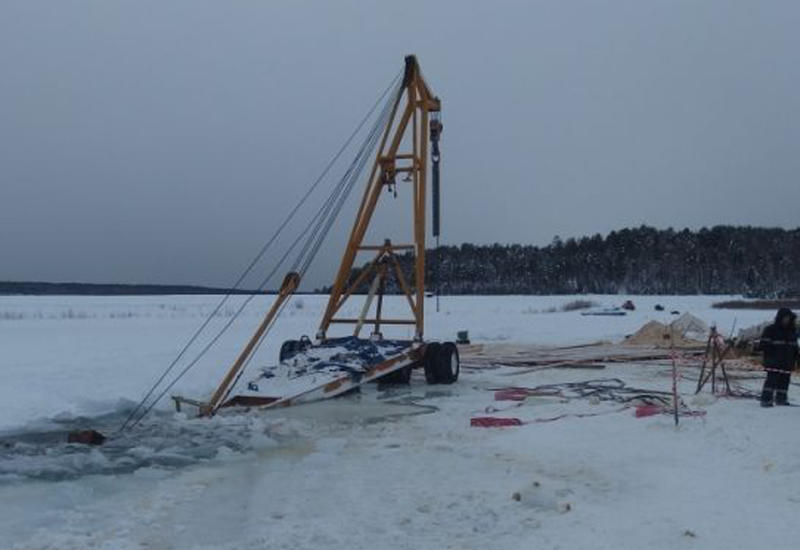 Трактор ушел под лед при попытке вытянуть кран, спасавший бензовоз