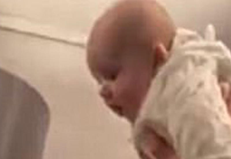 Отец решил сыграть с малышом в "самолётик", но сильно об этом пожалел