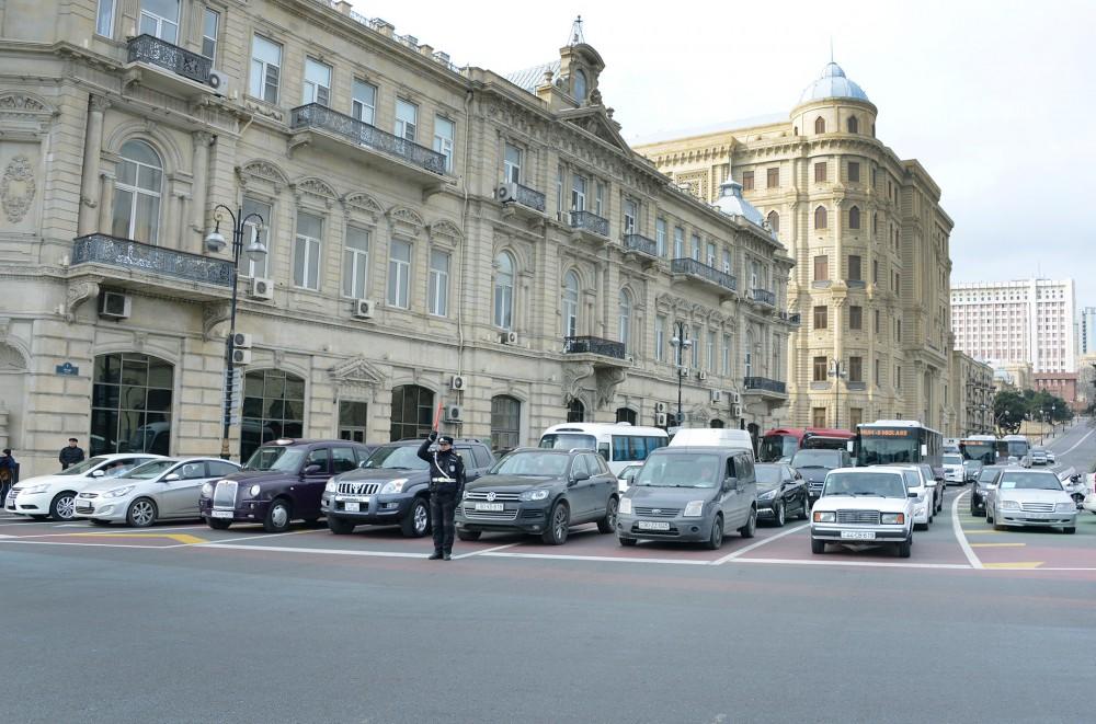 В связи с годовщиной "Черного января" на одну минуту приостановлено движение транспорта