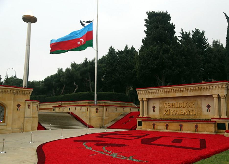 Müdafiə Nazirliyinin şəxsi heyəti Şəhidlər xiyabanını ziyarət edib