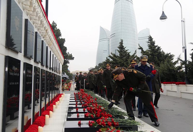 Müdafiə Nazirliyinin şəxsi heyəti Şəhidlər xiyabanını ziyarət edib