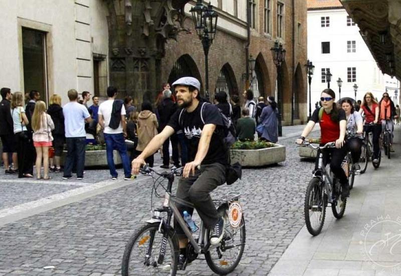 В центре Праги запретят велосипеды и самокаты