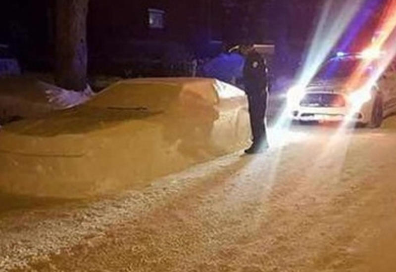Полицейские приняли снежную скульптуру за реальный автомобиль