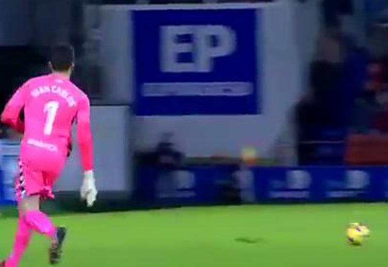 Невероятный гол испанского вратаря со своей половины поля