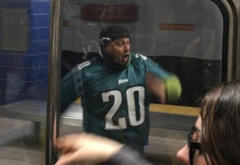 Фанат врезался в столб на радостях от победы любимой команды