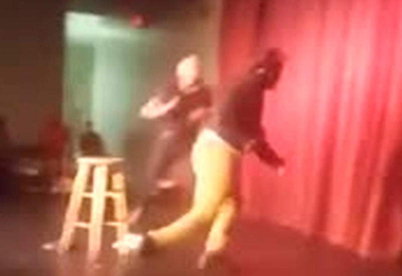 Фанат попытался убить известного комика стулом