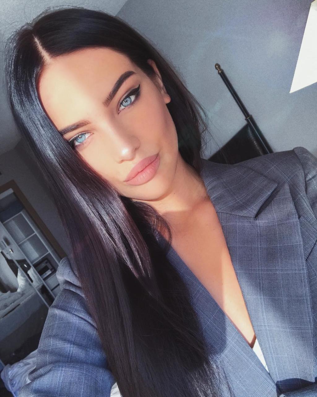 Двойник Адрианы Лимы стала звездой Instagram