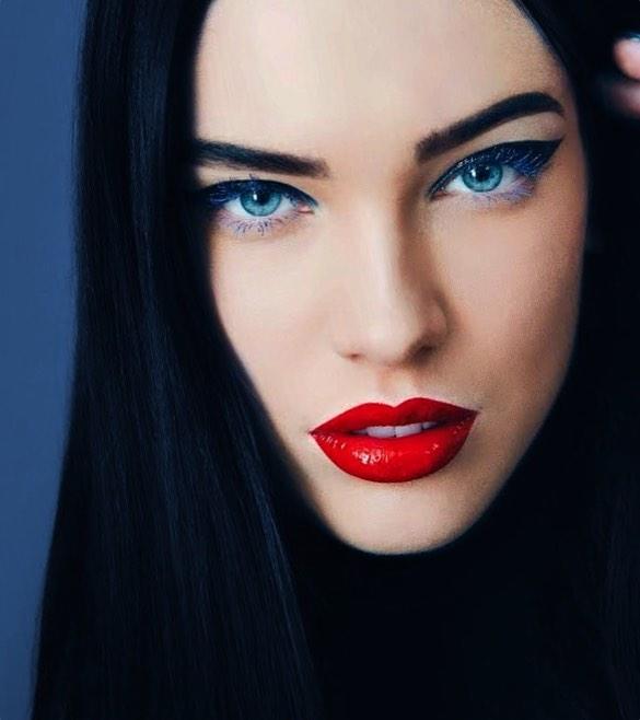 Двойник Адрианы Лимы стала звездой Instagram