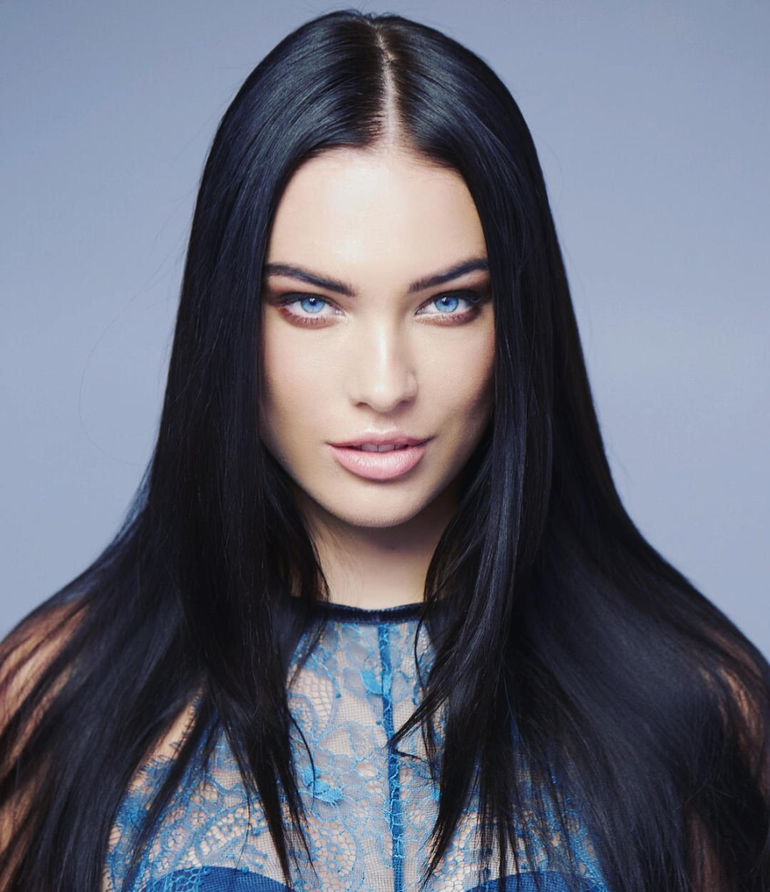 Двойник Адрианы Лимы стала звездой Instagram