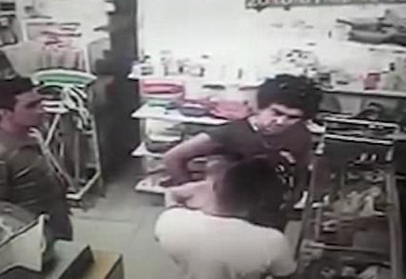 Посетитель магазина избил младенца, промахнувшись мимо его отчима