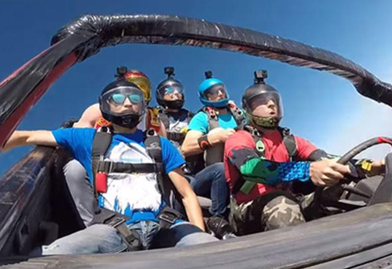 "Это безумно": в сети обсуждают трюк американских парашютистов