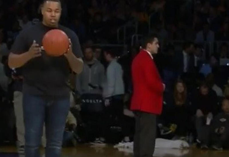 Баскетбольный фанат выиграл $100 тыс., забросив мяч с центра площадки