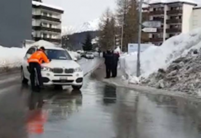 Автомобиль из кортежа Трампа сбил полицейского в Давосе