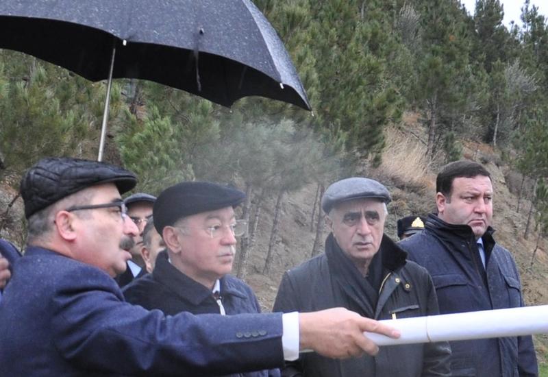 Руководство госструктур побывало в зоне оползня в Баку