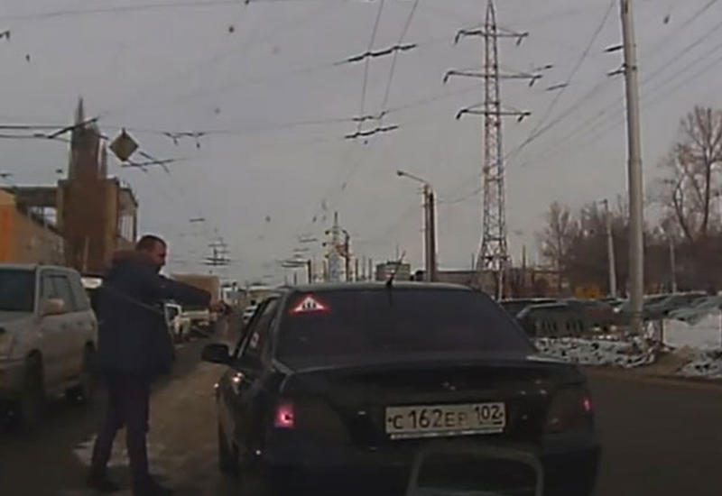 Водители маршрутки и легковушки устроили драку со стрельбой в центре Уфы