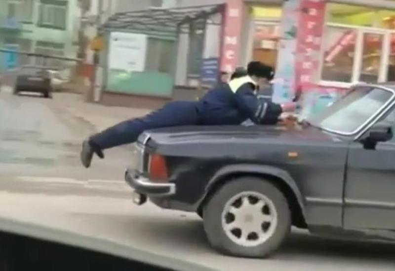 В Махачкале инспектора прокатили на капоте